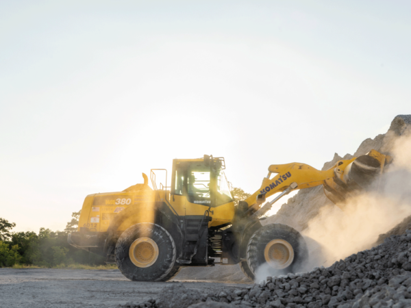 Front loader collecting aggregates.